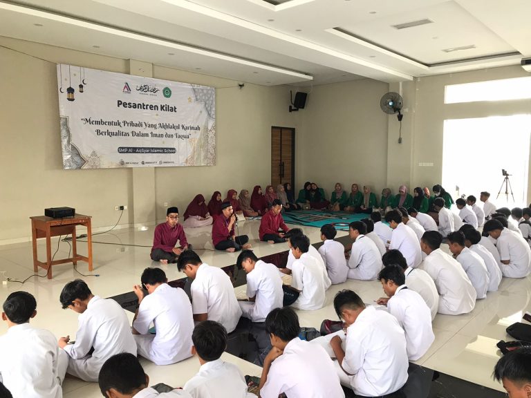 تنفيذا لمذكرة التفاهم السارية بجامعة علوم القرآن جاكرتا، كلية التربية تلعب دورًا بارزا في الأنشطة التي تقام في مدرسة الأقشر الإسلامية للمرحلة المتوسطة في محافظة بوغور