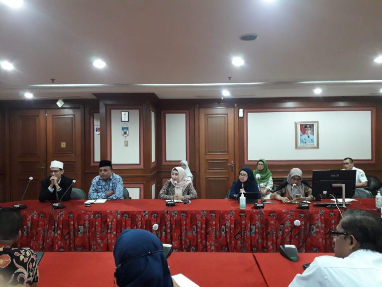 جامعة علوم القرآن جاكرتا تعقد إجتماعا بالتنسيق مع عمدة جاكرتا الشمالية نحو برامج التخرج التطبيقية بالجامعة في مجال الخدمات التطوعية