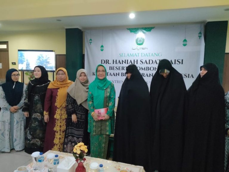 رئيسة جامعة علوم القرآن جاكرتا تستضيف زيارة سعادة إبنة رئيس جمهورية إيران الإسلامية الدكتورة هنية سدات رئيسي