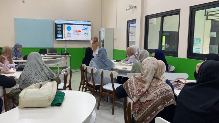 لتحسين جودة وكفاءة كوادر المدرسات لدى جامعة علوم القرآن جاكرتا، كلية التربية أنشأت معملا خاصا للتدريس المصغر بتقنية سمارت كلاس