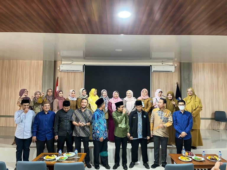 جامعة علوم القرآن جاكرتا تسعى جاهدا في سبيل تعزيز العلاقات والتعاون المستمر والمثمر مع حكومة بلدية تانجيرانج الجنوبية من خلال برنامج المرحلة التطبيقية لطالبات السنة الأخيرة بالجامعة
