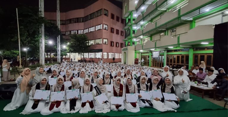 جامعة علوم القرآن جاكرتا تقيم حفلة التخرج لطالبات حفظة القرآن الكريم من جميع الفئات لعام 2023 في معهد الجامعة للطالبات