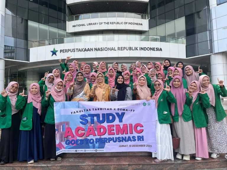 زيارة علمية نظمتها طالبات جامعة علوم القرآن جاكرتا إلى المكتبة القومية الإندونيسية في قلب العاصمة جاكرتا