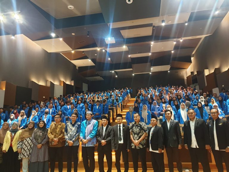 مشاركة عميدة كلية التربية بجامعة علوم القرآن جاكرتا كمتحدثة في السيمينار الذي أعده جامعة فامولانج وتوقيع مذكرة تفاهم أيضا