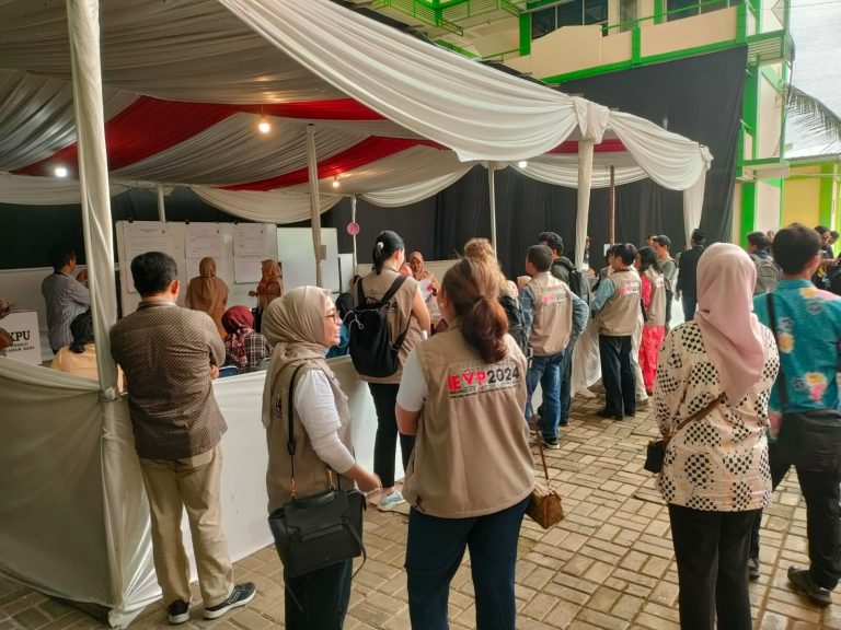 يوم فريد ومميز بالنسبة لمعهد جامعة علوم القرآن جاكرتا في الإنتخابات الرئاسية الثامنة بنجاحه ولأول مرة بفتح مركز تصويت خاص لطالباتها