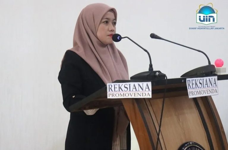 رئيسة قسم التربية الإسلامية بجامعة علوم القرآن جاكرتا نالت على درجة الإمتياز مع مرتبة الشرف في الدكتوراه من جامعة شريف هداية الله الإسلامية الحكومية. تهانينا الحارة لها