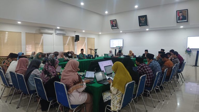 مجلس إدارة جامعة علوم القرآن جاكرتا أجرت اجتماعا سنويا للبحث عن مخطط الأعمال السنوية والميزانية لعام 2024