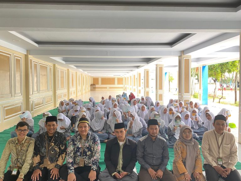 أساتذة كلية الشريعة والإقتصاد الإسلامي بجامعة علوم القرآن جاكرتا يقومون بعدة زيارات إلى المؤسسات التعليمية والمعاهد الإسلامية بمحافظة بانتن جاوى الغربية