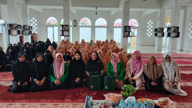 زيارة جامعة علوم القرآن جاكرتا إلى بعض المؤسسات التعليمية والمعاهد الإسلامية في بلدية سوكابومي جاوى الغربية