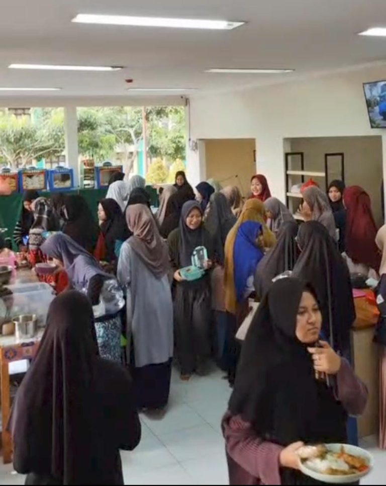 جامعة علوم القرآن جاكرتا تقدم مائدة الرحمن بشكل يومي في هذا الشهر الفضيل المبارك لجميع طالباتها في المعهد