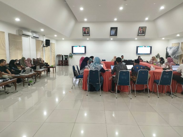 جامعة علوم القرآن جاكرتا أعدت دورات تدريبة غير أكادمية لوحدة الرقابة الداخلية بالجامعة