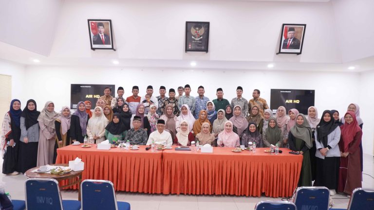 إستئناف الدراسة بجامعة علوم القرآن جاكرتا بعد عطلة عيد الفطر المبارك لعام 1445، والجامعة أعدت برنامجا خاصا للمعايدة في الحرم الجامعي وطرح أجندات مهمة في الإجتماع