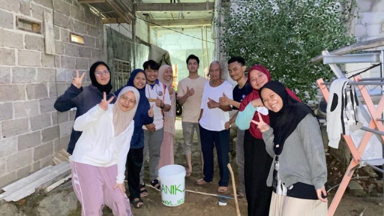 يدا بيد، في محاولة لحل أزمة الجفاف وقلة المياه في قرية سوكانيجارا، طالبات جامعة علوم القرآن جاكرتا تتعاون مع سكان القرية