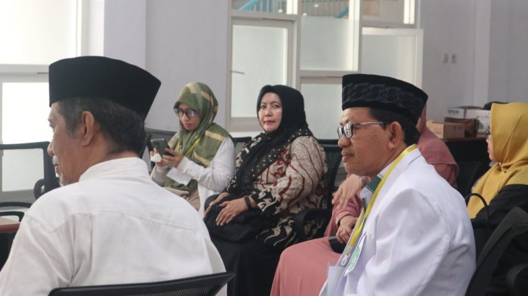 تكريم القارئة الإندونيسية الشيخة ماريا ألفة المشهورة بحنجرتها الذهبية وإحدى أساتذة جامعة علوم القرآن جاكرتا بجائزة الشرف من قبل جمعية علماء وحفظة القرآن الكريم