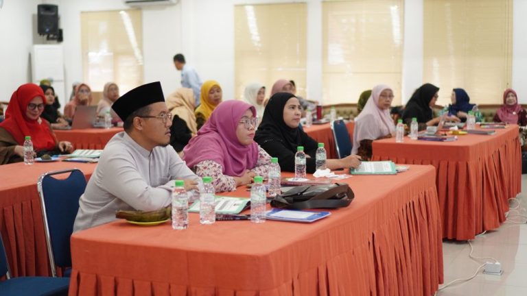 جامعة علوم القرآن جاكرتا تعد برنامجا تدريبيا خاصا لجميع الأساتذة والمحاضرين بها وهو تعلم قراءة القرآن الكريم بطريقتي البغدادية والأبجدية