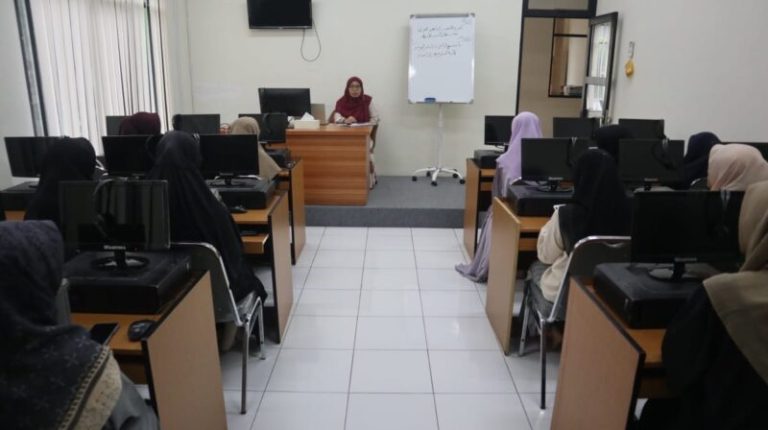 تهانينا الحارة لثلاثين طالبة من طالبات جامعة علوم القرآن جاكرتا المتفوقات التي حصلن على منحة دراسية من الحكومة من خلال برنامج البطاقة الإندونيسية الذكية