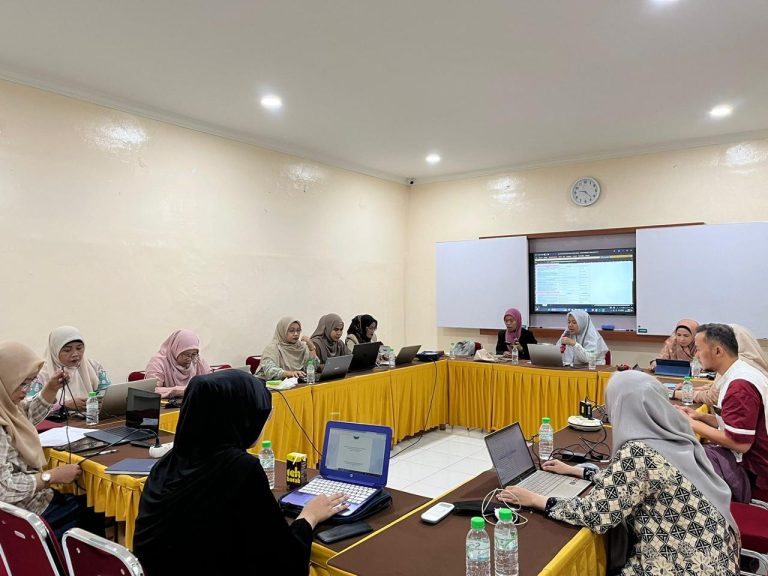 قسم دراسات التربية الإسلامية نظم منتدى مجموعة نقاش حول إنشاء الكتب المرجعية والمقررات الدراسية المبنية على المخرجات التعليمية
